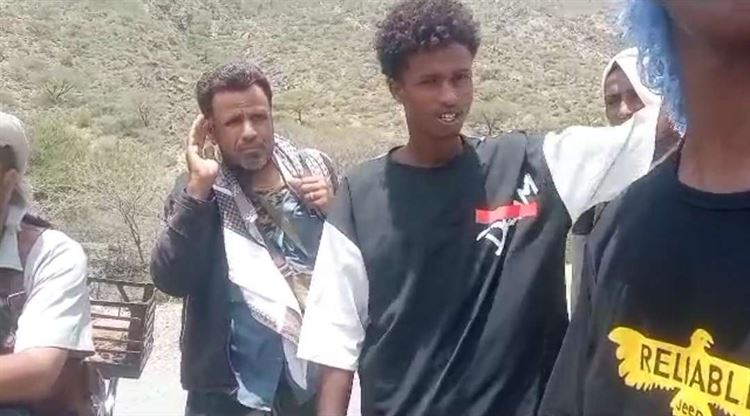 المقاومة الجنوبية بجبهة ثرة تلقي القبض على أفارقة قدموا من مناطق سيطرة مليشيا الحوثي