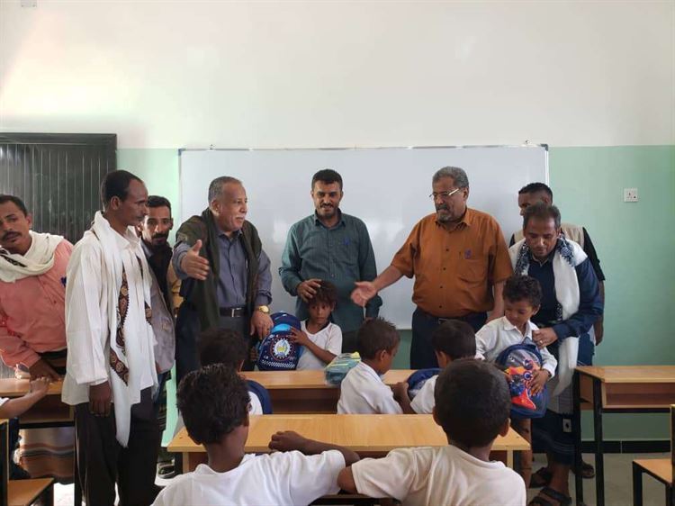 بتمويل من الصندوق الإنساني اليمنى.. مؤسسة شباب أبين تسلم مشروع بناء ثلاثة فصول دراسية في مدرسة المحجر إلى مكتب التربية بالمحافظة