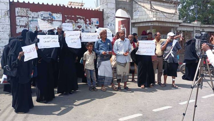 العشرات من معلمو ومعلمات أبين ينظمون وقفة احتجاجية امام مبنى السلطة المحلية بزنجبار