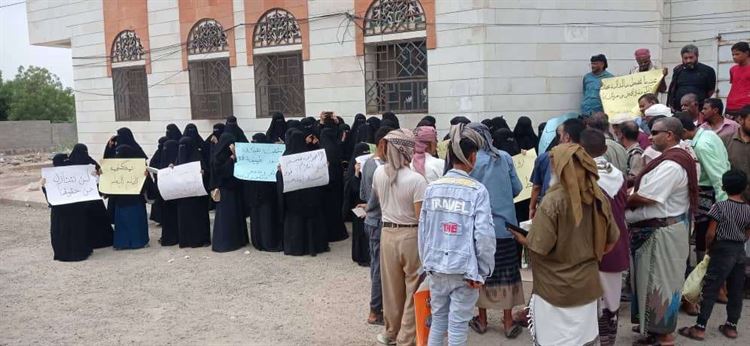 معلمو لحج ينفذون وقفة احتجاجية  أمام مكتب التربية والتعليم بالمحافظة