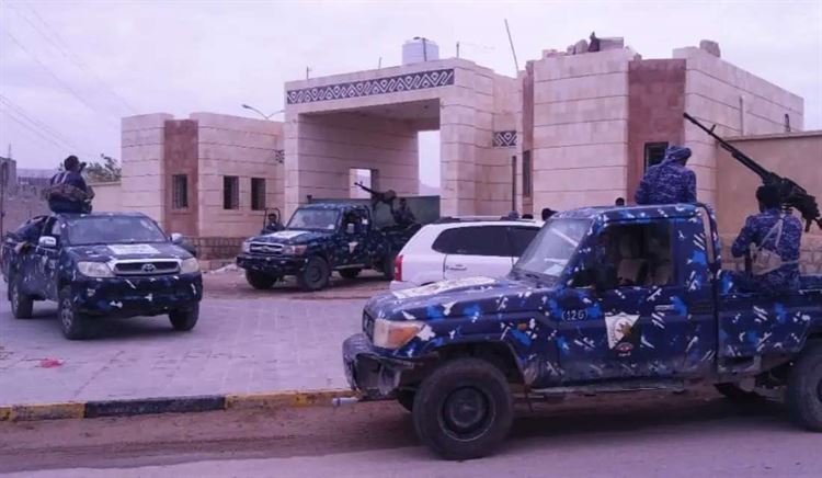 الوحدات الأمنية والعسكرية تهاجم عناصر إرهابية بشبوة وأبين