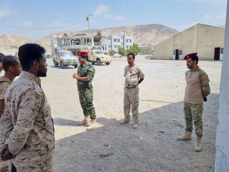 قائد اللواء الأول حرس الرئاسي يتفقد نقطة مركز بلفقيه العسكرية التابعة للواء بالمكلا