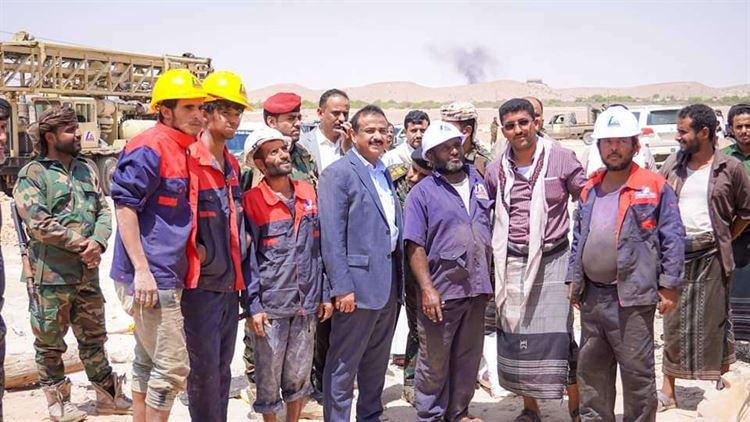 المحافظ بن الوزير يتفقد مشروع حفر 4 آبار مياه جديدة في حقل الشبكة مدينة عتق.