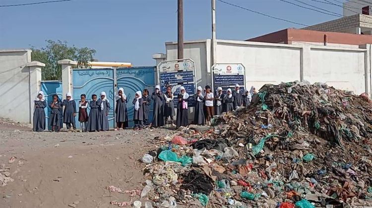 تلميذات مدرسة عمار للبنات بلحج في مواجهة تكدس القمامة أمام بوابة المدرسة