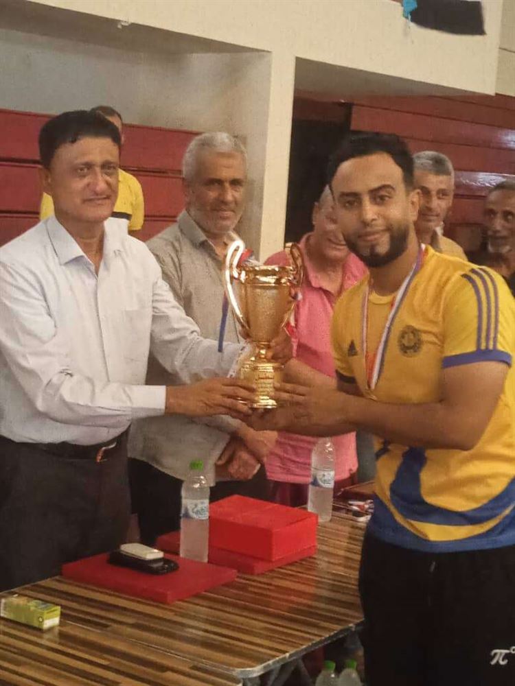 تكريم الفائزين بالمراكز الأولى ورؤساء اتحاد الطاولة في ختام البطولة الفردية لعمومي الرجال