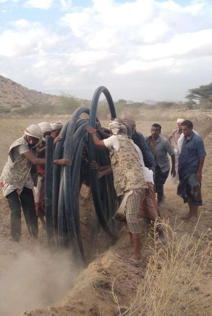 مدير عام الوضيع يشرف على تركيب الأنابيب من الخزان الرئيسي لربطها من البئر الرديفة لمشروع مياه السواد