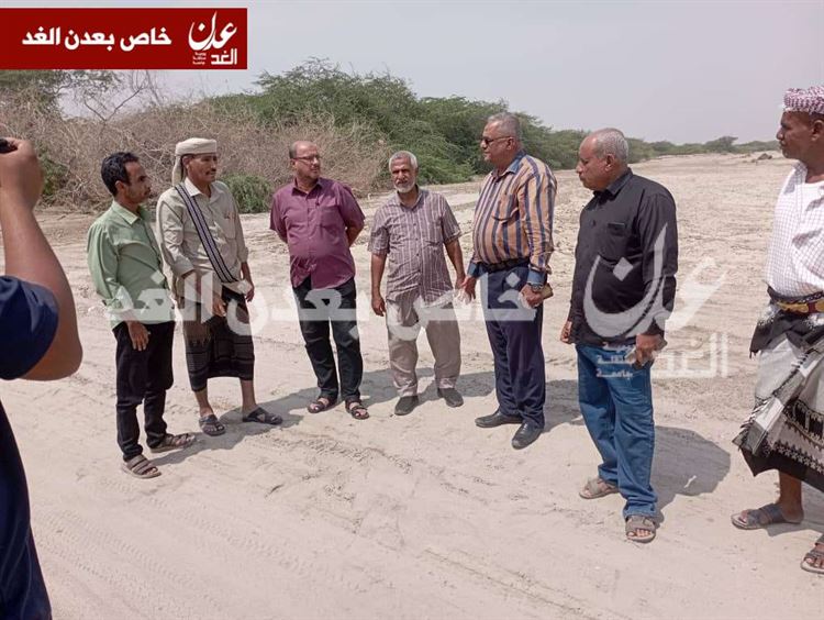 فريق من صندوق صيانة الطرق والجسور فرع عدن يقوم بنزول إلى مديرية أحور لتفقد الأضرار في وادي أحور