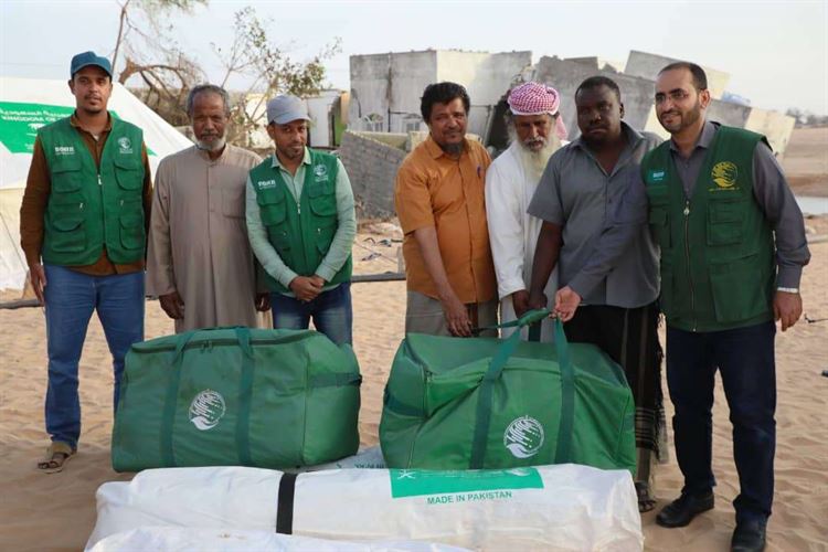 مركز الملك سلمان للإغاثة يواصل توزيع المساعدات الإيوائية للأسر المتضررة من إعصار تيج بمديرية حصوين بالمهرة