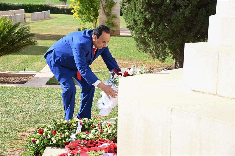 عميد السلك الدبلوماسي يضع اكليلا من الزهور على النصب التذكاري الخاص بالمحاربين ضد الفاشية