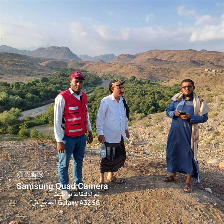 مدير عام مديرية المسيمير يسلم ممثل الهلال الأحمر القطري موقع حفر بئر وملحقاته