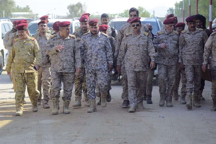 وزير الدفاع يتفقد جاهزية اللواء 101 شرطة جوية في حضرموت