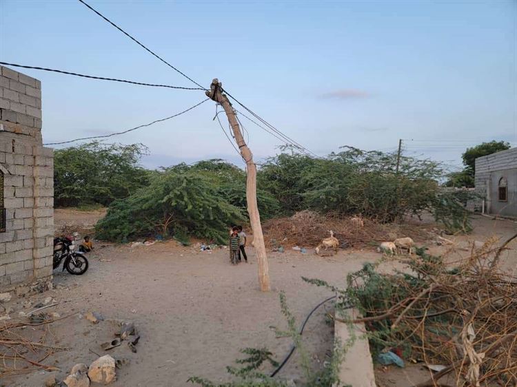 قالوا بأن حياتهم مهددة .. سكان حارة "حسان" بأبين يناشدون السلطات لتوفير أعمدة كهربائية