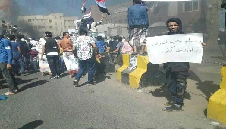 جرحى وأسر شهداء مدينة تعز ينفذون احتجاجات ويقطعون شارع جمال 