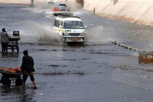سيول وفيضانات مدمرة وانهيارات أرضية تضرب حضرموت في اليمن