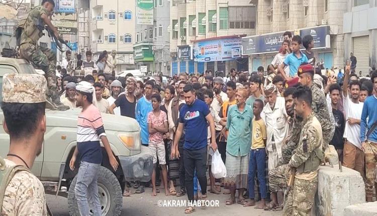 الالاف يحتشدون امام سجن المنصورة بعدن 