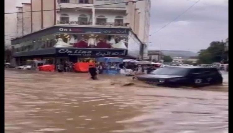 نجاة مواطن بأعجوبة من حادثة دهس خلال سباحته في شوارع صنعاء
