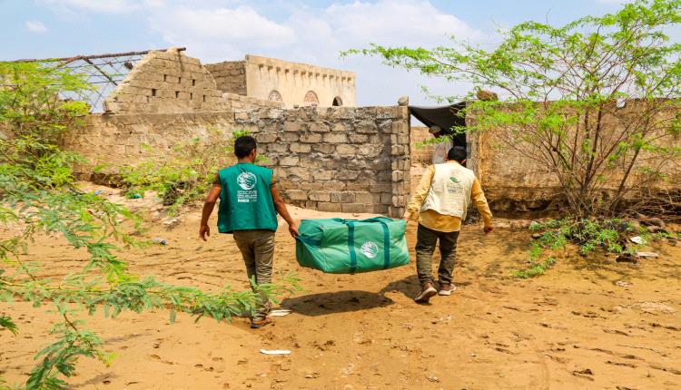 مركز الملك سلمان للإغاثة يوزع مساعدات إيوائية طارئة للمتضررين من السيول بمحافظة الحديدة