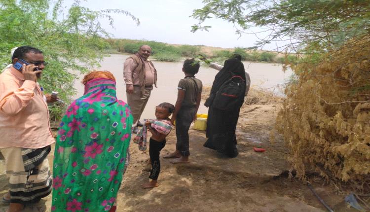 أمين  عام المجلس المحلي خنفر مدير وحدة النازحين أبين يقوم بزيارة ميدانية تفقدية للمناطق المتضررة من السيول بمديرية خنفر