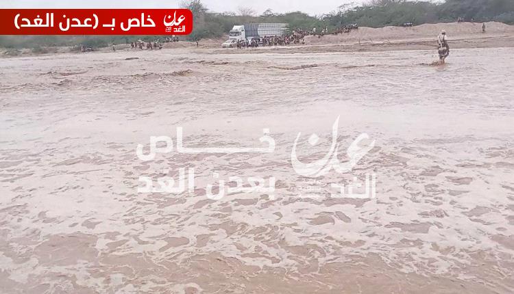 يحدث الان : سيول جارفة تتدفق في وادي أحور