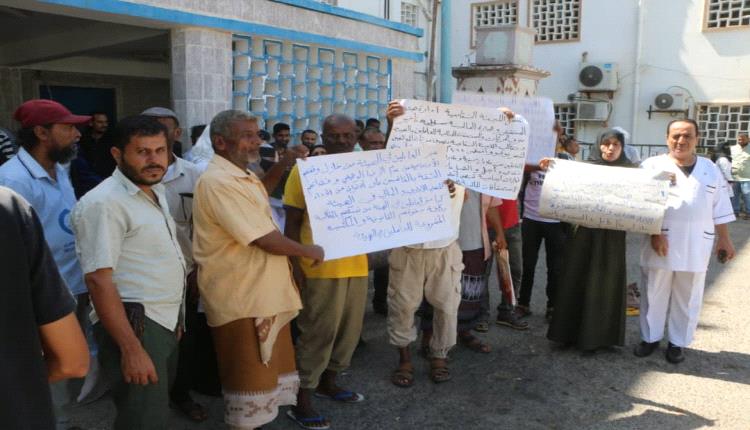 موظفو مستشفى الجمهورية بعدن يضربون عن العمل