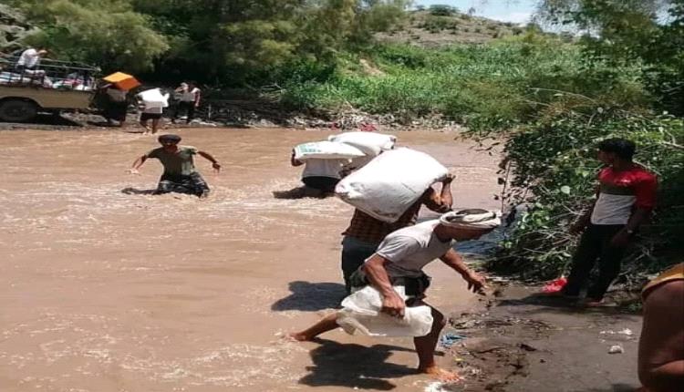 أهالي بلدة عقيب بحجر الضالع يناشدون المنظمات الإنسانية وصندوق صيانة الطرق والجسور لبناء جسر للعبور