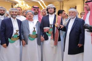 ظهور جديد لعلي محسن الأحمر خلال حفل زفاف نجله 
