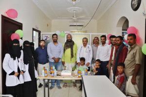 مركز الرحمة الطبي التعاوني يقيم مخيماً مجانياً لعلاج امراض الحميات في عدن
