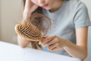 دراسة حديثة: سُكَّر الجسم الطَّبيعي قادر على علاج الصلع الوراثي وتساقط الشعر 