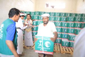 مركز الملك سلمان يوزع مساعدات غذائية للأسر الاشد احتياجًا في محافظة حضرموت