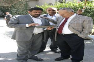 مقرب من الرئيس صالح ينشر صورة تعود ليوم صدور قرار العقوبات.. ماذا قال عن الرئيس هادي وقصة الـ60 مليار
