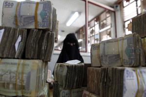 اليمنيون عاجزون عن سحب ودائعهم من البنوك.. تقرير