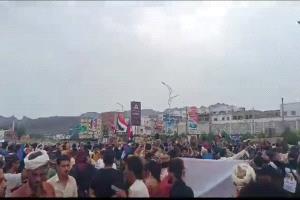 عاجل : الاف المتظاهرين يدخلون ساحة العروض بخور مكسر (فيديو)
