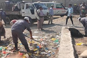 حملة لإزالة المخلفات الصلبة من أحياء مديرية الخوخة