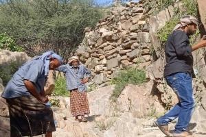 مدير الاشغال في طورالباحة وفريق هندسي يزورون وادي شعب لعمل دراسات لإنشاء حواجز مائية