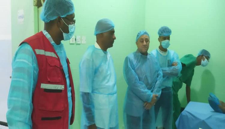 أمين عام محلي أبين يزور مخيم عمليات إزالة المياه البيضاء بمستشفى زنجبار 
