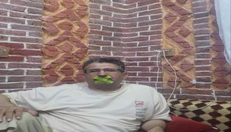 قاضٍ في صنعاء ينشر صورة واضعًا شريطًا لاصقًا على فمه.. ما قصته!
