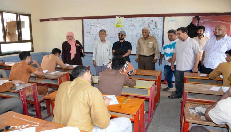 عدن.. مدير عام صيرة يتفقد اختبارات الثانوية العامة