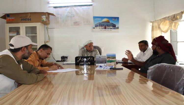 الامين العام للمجلس المحلية بمديرية القطن يوقع محضر استزراع شتلات السدر بالمديرية .