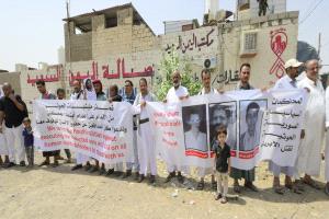 وقفة احتجاجية بمأرب لأهالي المختطفين تدين قرارات الإعدام الحوثية بحق أبنائهم