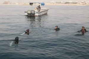 وفاة شخص غرقاً في مياه البحر بالمكلا وإنقاذ سبعة آخرين 
