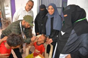 مدير صيرة يدشن الجولة الثانية من حملة التحصين ضد شلل الأطفال في المديرية