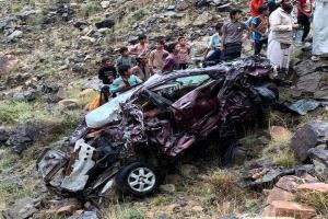 سقوط سيارة من جبل ثمر يؤدي بحياة طفلة وإصابة امرأتان في لبعوس يافع