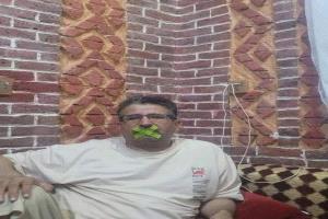 قاضٍ في صنعاء ينشر صورة واضعًا شريطًا لاصقًا على فمه.. ما قصته!
