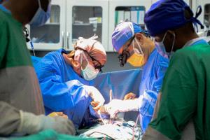 الفريق الطبي التابع لمركز الملك سلمان يتمكن من إجراء عمليتي قلب مفتوح بالمكلا 
