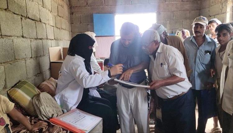 مكتب الصحة بالحديدة يقدم أدوية وفريق طبي لأهالي قرية البغُيل بمديرية الجرّاحي