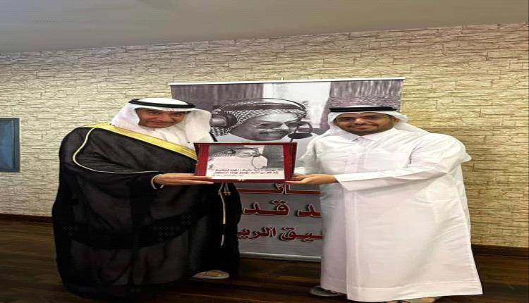  المُعلق العيدروس يتسلم درع الجائزة العربية للمُعلق السعودي زاهد قدسي