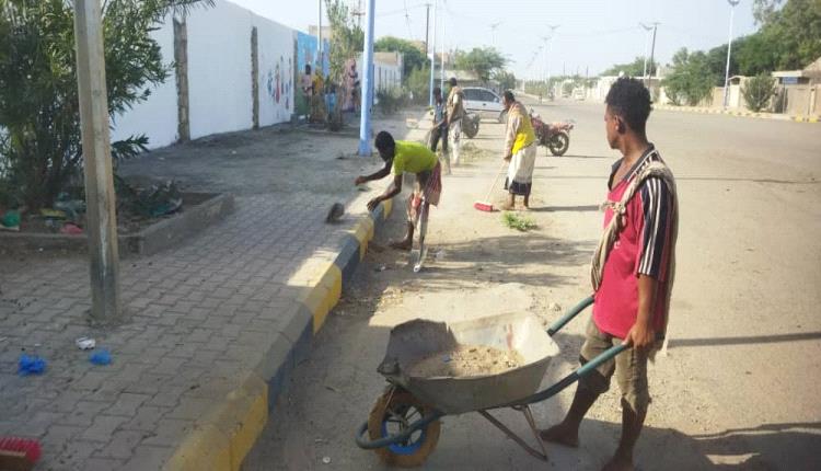 صندوق نظافة زنجبار يباشر بتنظيف البردورات أمام ساحة الشهداء بأبين 