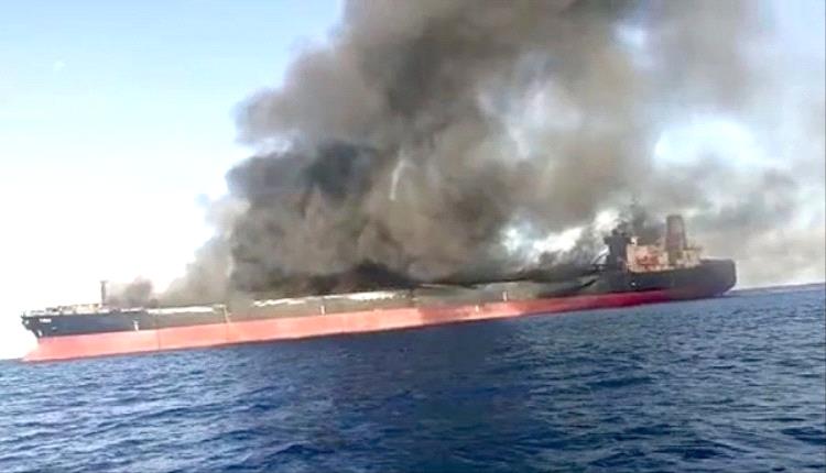 اشتعال النار في سفينتين قبالة سواحل عدن
