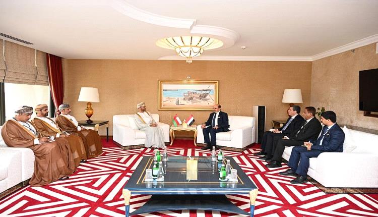 وزير الخارجية يبحث مع نظيره العماني تعزيز العلاقات الثنائية
