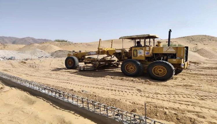 المؤسسة العامة للطرق والجسور شبوة تواصل أعمال مشروع صيانة وإعادة تأهيل طريق عتق بيحان.